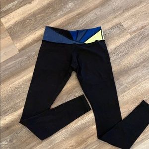 LULULEMON REVERSIBLE WUNDER UNDER LEGGINGS SIZE 6